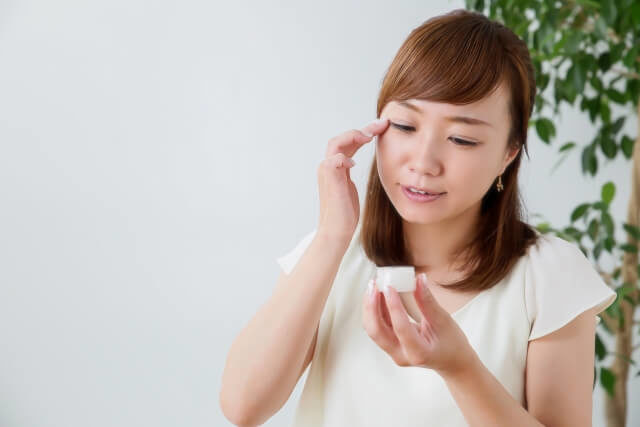 目元専用のクリームや美容液でケアする